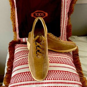 ID’d as size 9, but note these run big so they are more like a US size 10.